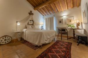 A bed or beds in a room at Charming Casanova Apartment In Radicondoli, Pool, Wifi Még 35 kép