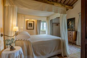A bed or beds in a room at Charming Casanova Apartment In Radicondoli, Pool, Wifi