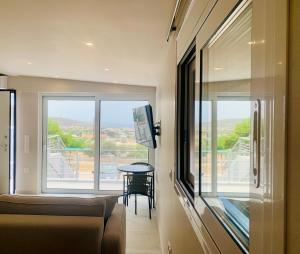 Telewizja i/lub zestaw kina domowego w obiekcie Thelfi Luxury studio in Attica - close to varkiza beach - Sea view