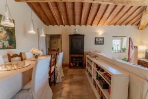 A kitchen or kitchenette at Charming Casanova Apartment In Radicondoli, Pool, Wifi