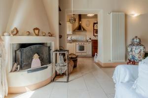 A kitchen or kitchenette at Charming Casanova Apartment In Radicondoli, Pool, Wifi