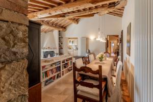 A kitchen or kitchenette at Charming Casanova Apartment In Radicondoli, Pool, Wifi