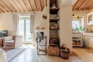A kitchen or kitchenette at Charming Casanova Apartment In Radicondoli, Pool, Wifi