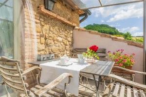 A balcony or terrace at Charming Casanova Apartment In Radicondoli, Pool, Wifi