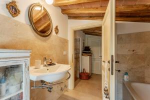 A bathroom at Charming Casanova Apartment In Radicondoli, Pool, Wifi