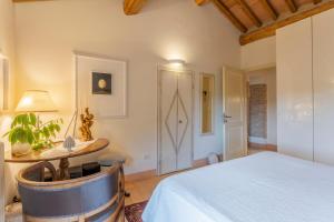 A bed or beds in a room at Charming Casanova Apartment In Radicondoli, Pool, Wifi