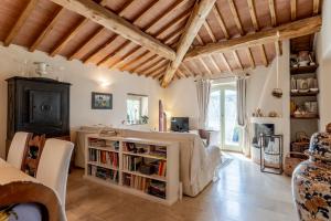 A seating area at Charming Casanova Apartment In Radicondoli, Pool, Wifi