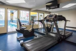 Fitness centrum a/nebo fitness zařízení v ubytování Comfort Inn & Suites South