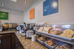 Kuchyň nebo kuchyňský kout v ubytování Comfort Inn & Suites South