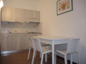 A kitchen or kitchenette at Condominio Sovego