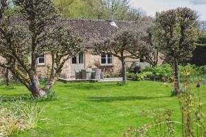 O grădină în afara Shipton Cottage
