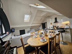 Køkken eller tekøkken på 2 Bedroom City Centre Penthouse Loft Apartment