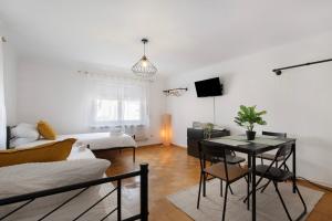 sala de estar con cama, mesa y sofá en Mb Homes Nürtingen Fewo1, en Nürtingen