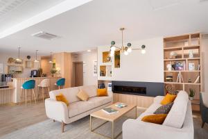 salon z kanapą i stołem w obiekcie Zenao Appart'hôtels Montreuil w mieście Montreuil