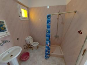 A bathroom at Anglo Chalets - Ageeba beach