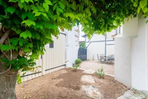 a courtyard of a house with a tree at La maison du Clos, 2 chambres au calme in Marsannay-la-Côte