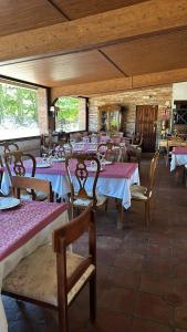 a restaurant with tables and chairs in a room at Bungalow GOLOSINA in Torrelaguna