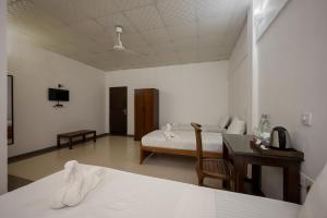 Postel nebo postele na pokoji v ubytování Hotel Oviya