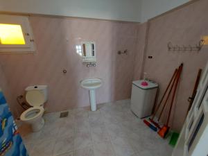 A bathroom at Anglo Chalets - Ageeba beach