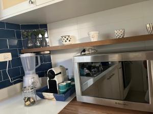 una cucina con lavandino e bancone con piastrelle blu di Refúgio em Juquehy no centro a poucos metros do mar com piscina privativa aquecida a São Sebastião Altre 74 foto