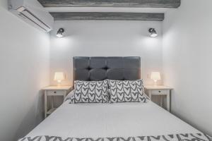 1 dormitorio con 1 cama con cabecero negro y 2 mesas en Casa El Trebol, en Vejer de la Frontera 19 fotos más