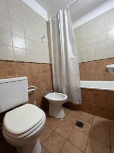 Un baño con inodoro, lavabo y bañera. en Portal de Dorrego, en Guaymallén