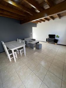 una sala de estar con una mesa y un sofá en Portal de Dorrego, en Guaymallén