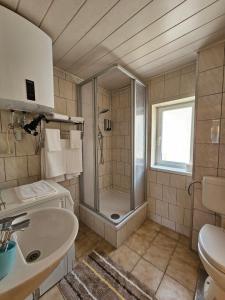 Ένα μπάνιο στο Ferienwohnung #2 in Stadtroda