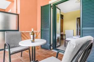 patio ze stołem i krzesłami w obiekcie Ionian Breeze Studio 3 w mieście Leukada (miasto)