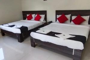 Postel nebo postele na pokoji v ubytování Jagdish Deluxe Hotel