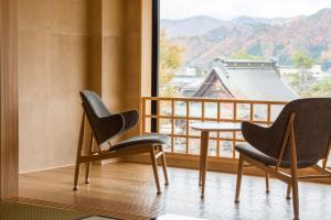 Cảnh núi rừng hoặc tầm nhìn ra núi từ ryokan