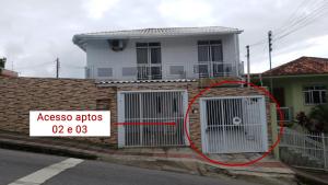ein Haus mit einem roten Kreis davor in der Unterkunft Apto compacto em Floripa-continente in Florianópolis