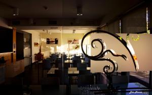 Um restaurante ou outro lugar para comer em Hotel Jose Alberto