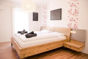 トロイスドルフにあるIdyllische Familien-Oaseのベッドルーム1室(大型木製ベッド1台付)