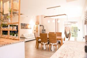 トロイスドルフにあるIdyllische Familien-Oaseのテーブルと椅子のあるキッチンとダイニングルーム