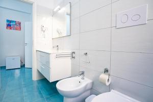 Un baño blanco con inodoro y lavabo. en Terrazza Sanfelice, en Agropoli 15 fotos más