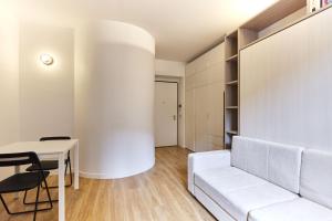 un soggiorno con un divano bianco e un tavolo di Nolo studio walking distance from Loreto e Corso Buenos Aires a Milano