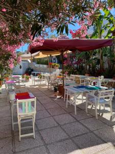 A restaurant or other place to eat at Villa Pina Még 31 kép