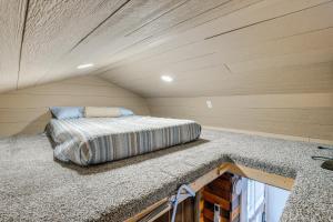 Ένα ή περισσότερα κρεβάτια σε δωμάτιο στο Montezuma Vacation Rental with Fire Pit Access!