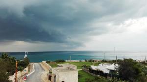 - une vue sur l'océan et un ciel nuageux dans l'établissement B&B Alalama, à Polignano a Mare