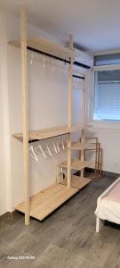 estante de madera en una habitación con cama en Escapada a Vera, en Vera