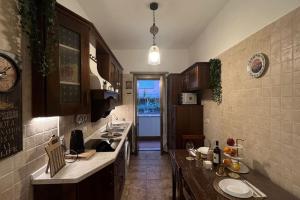 Η κουζίνα ή μικρή κουζίνα στο Roux apartment