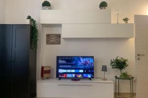 Μια τηλεόραση ή/και κέντρο ψυχαγωγίας στο Roux apartment