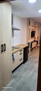 cocina con encimera y escritorio en una habitación en Escapada a Vera, en Vera