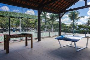 カボ・フリオにあるDuplex em Cabo Frio com Piscina e Garagem | CDI 28のテニスコートの卓球台とベンチ