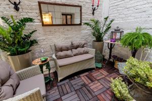 a patio with a couch and chairs and plants at Residenza Corte Molin in Venice