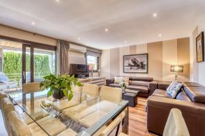 een woonkamer met een bank en een tafel bij Ideal Property Mallorca - Xiscama in Alcudia