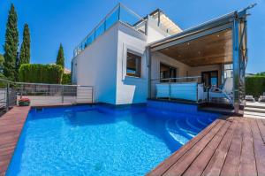 een villa met een zwembad en een huis bij Ideal Property Mallorca - Xiscama in Alcudia