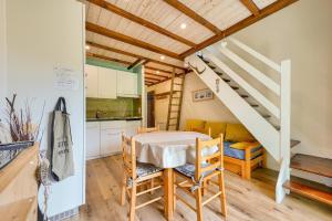 una cucina e una sala da pranzo con tavolo e sedie di Chalet pour 6 avec terrasse - 400m des pistes a Val-Louron