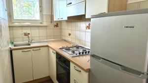 Una cocina con un refrigerador blanco y un fregadero. en N107 - Numana, villetta con giardino, en Numana